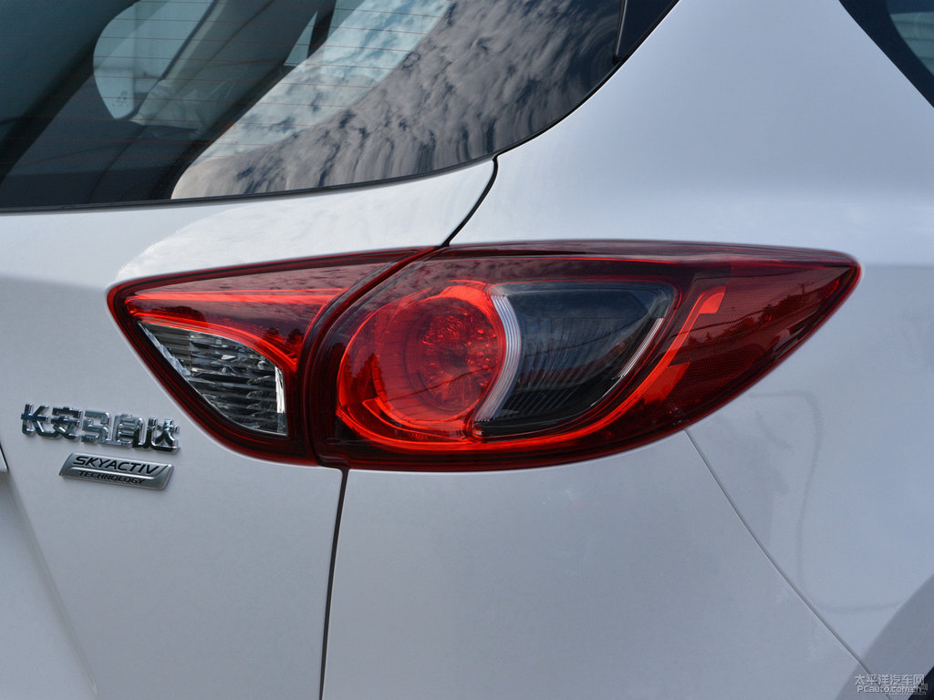 珠光白馬自達(dá)CX-5車尾外觀圖片