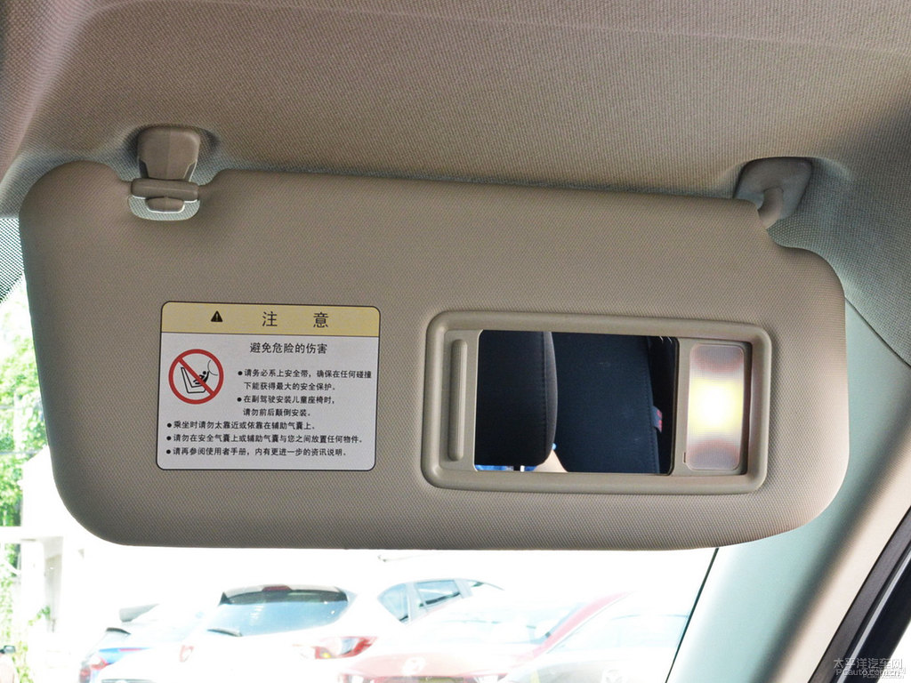珠光白馬自達CX-5車廂內(nèi)飾圖片