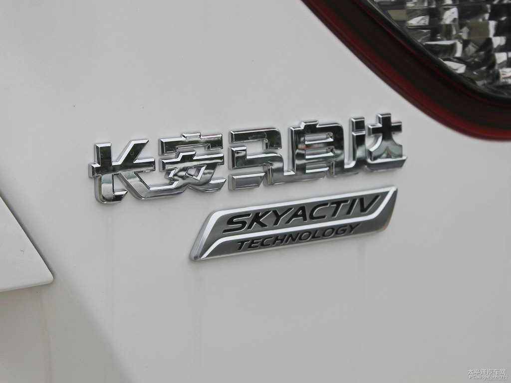 珠光白馬自達CX-5車尾外觀圖片
