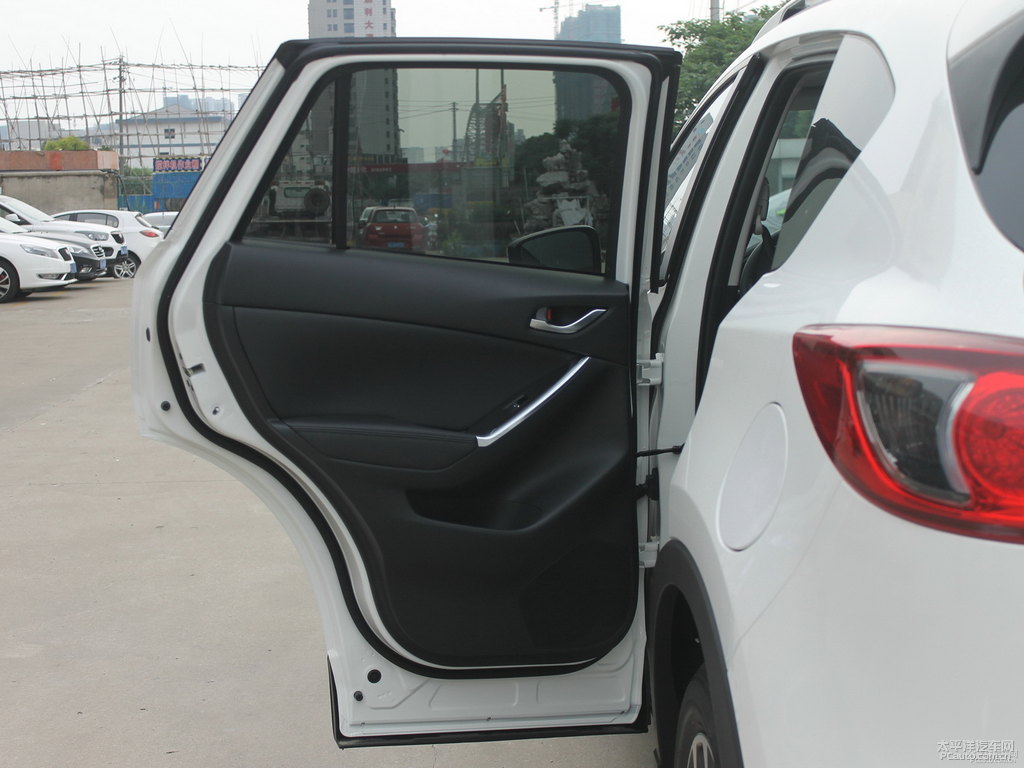 珠光白馬自達CX-5車廂內(nèi)飾圖片