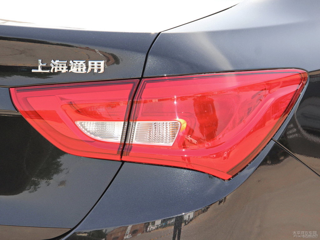 珍珠黑英朗車尾外觀圖片
