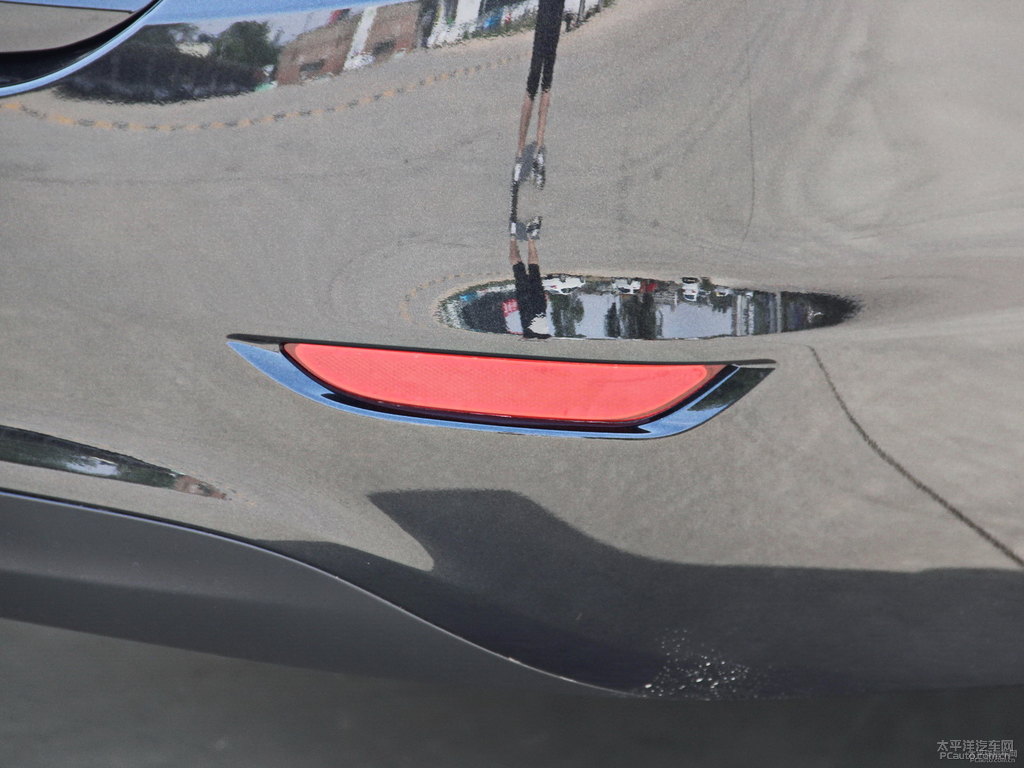 珍珠黑英朗車尾外觀圖片
