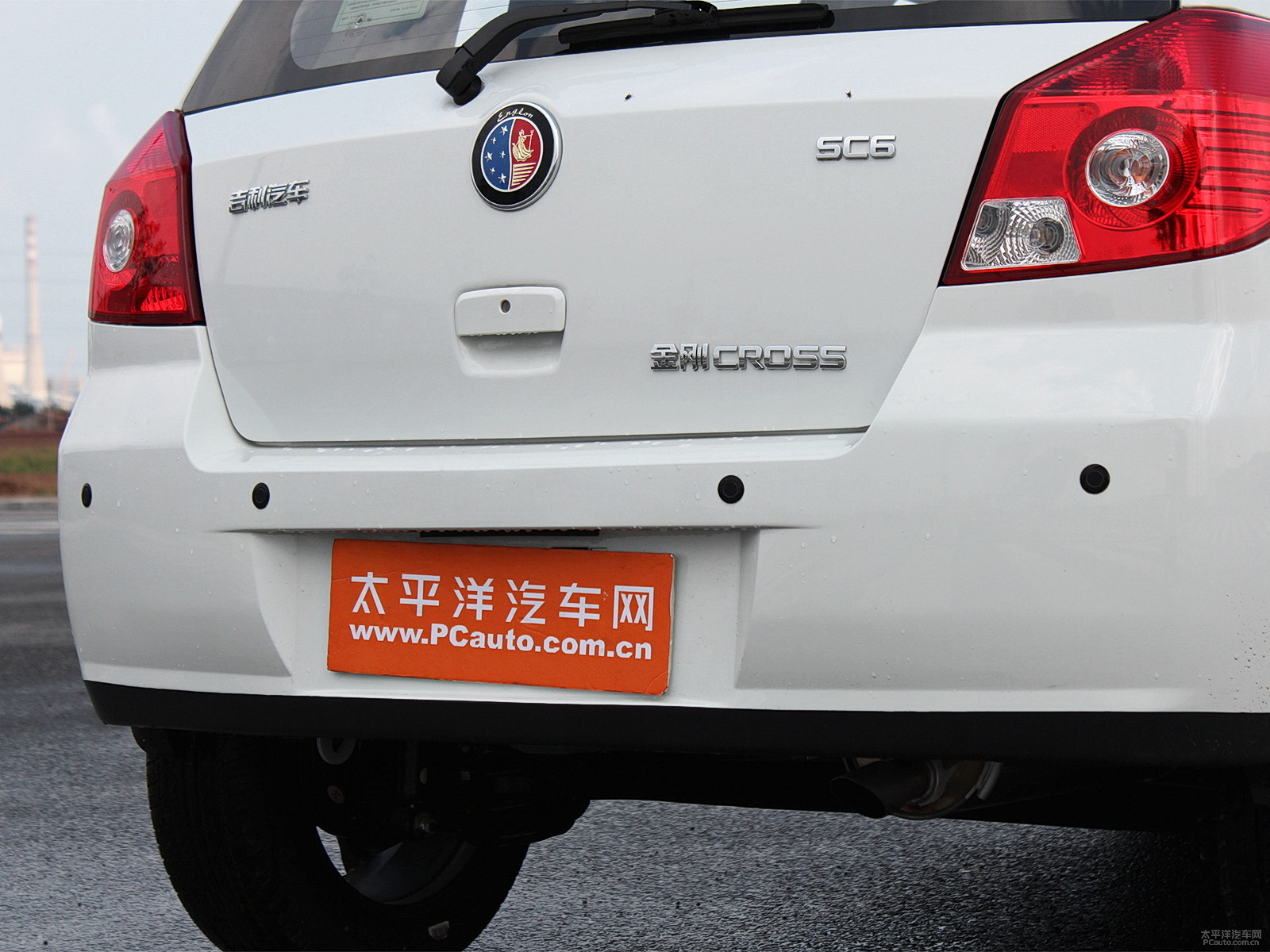 冰晶白新金剛車尾外觀圖片