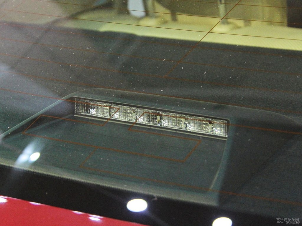 深紅云母色皇冠車尾外觀圖片