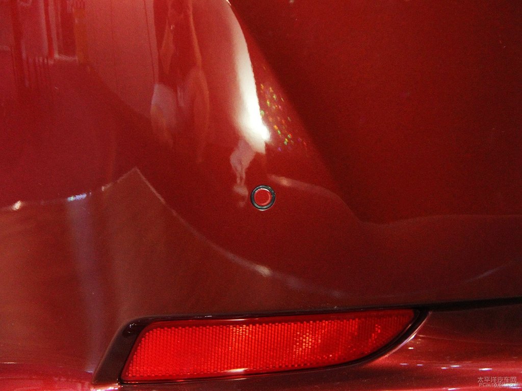 深紅云母色皇冠車尾外觀圖片