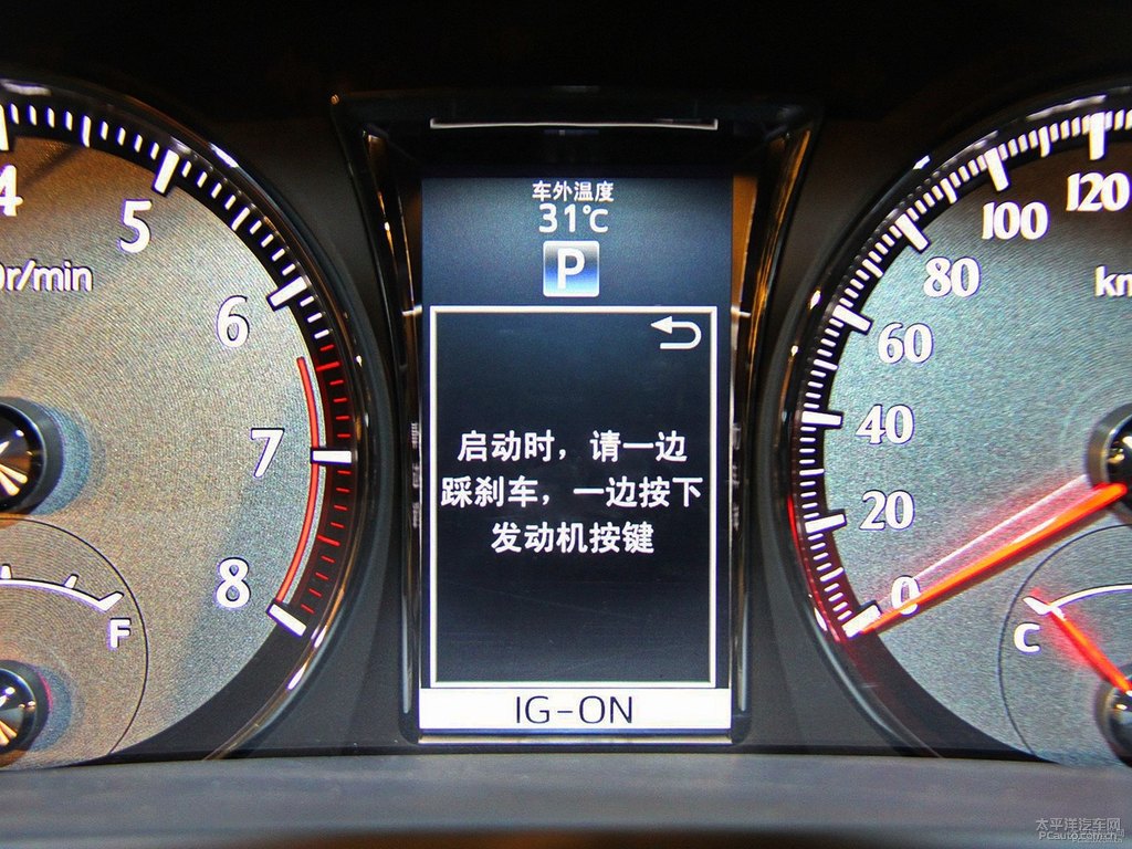 深紅云母色皇冠中控內(nèi)飾圖片