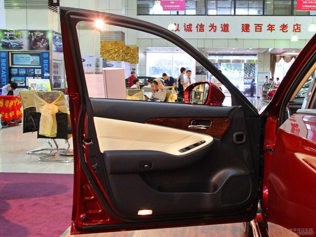 深紅云母色皇冠車廂內(nèi)飾圖片