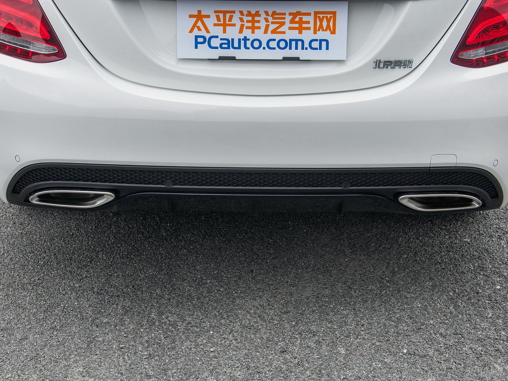 北極白奔馳C級(jí)車尾外觀圖片