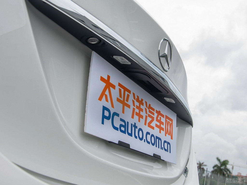 北極白奔馳C級(jí)車(chē)尾外觀圖片