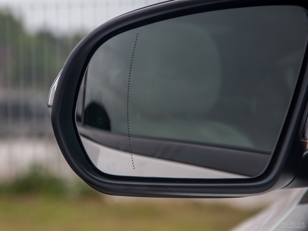 北極白奔馳C級車身外觀圖片