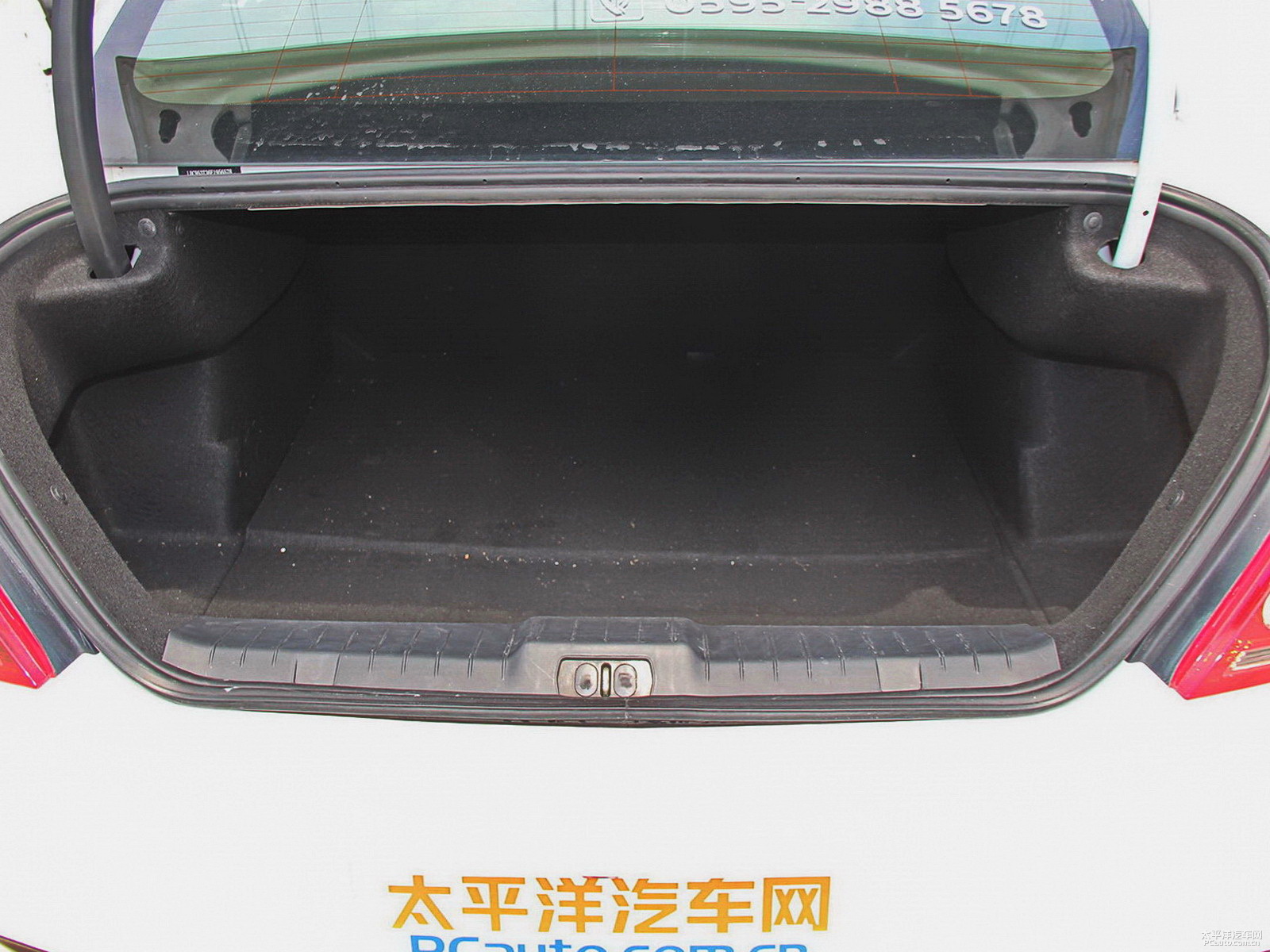 標(biāo)致308空間高清大圖