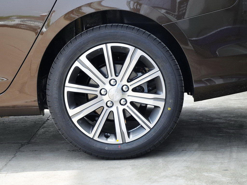 松木棕標致408車身外觀圖片