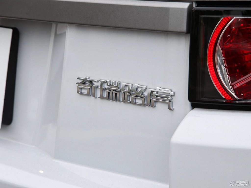 富士白攬勝極光車尾外觀圖片