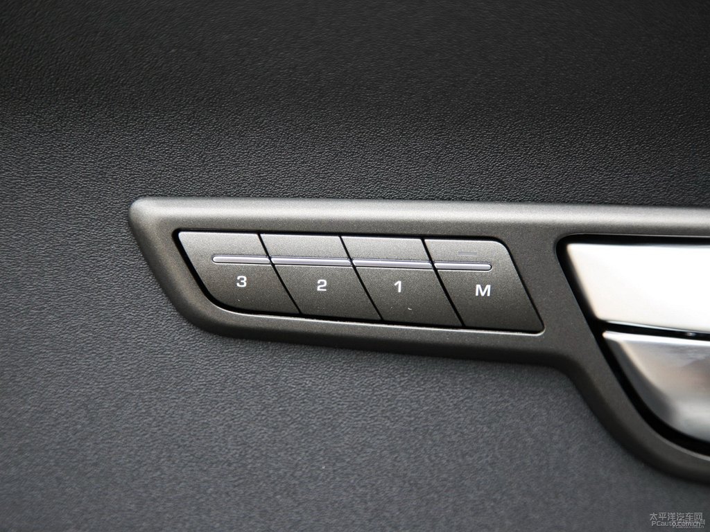 富士白攬勝極光車廂內(nèi)飾圖片