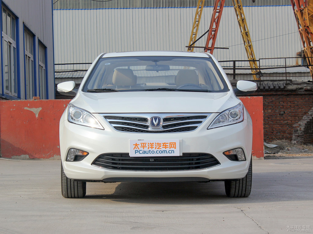 珍珠白逸動整車外觀外觀圖片