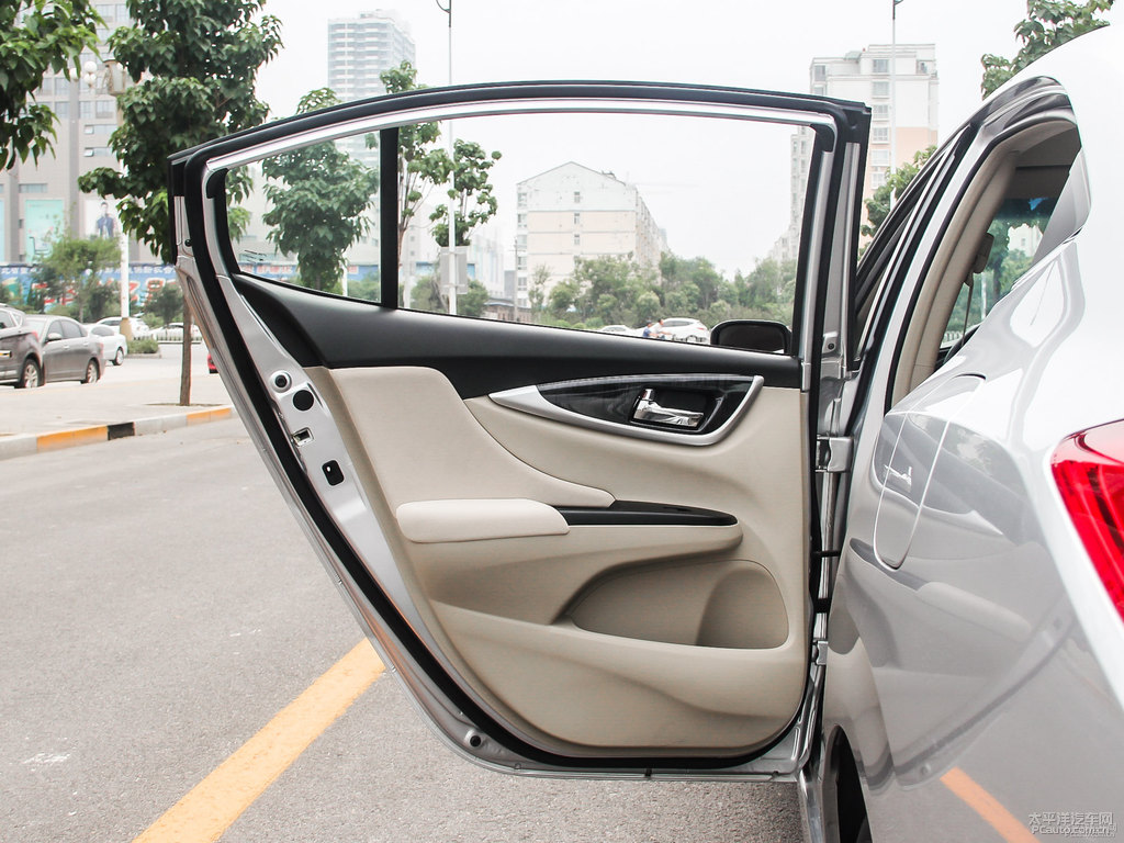 絲緞銀凌派車廂內(nèi)飾圖片