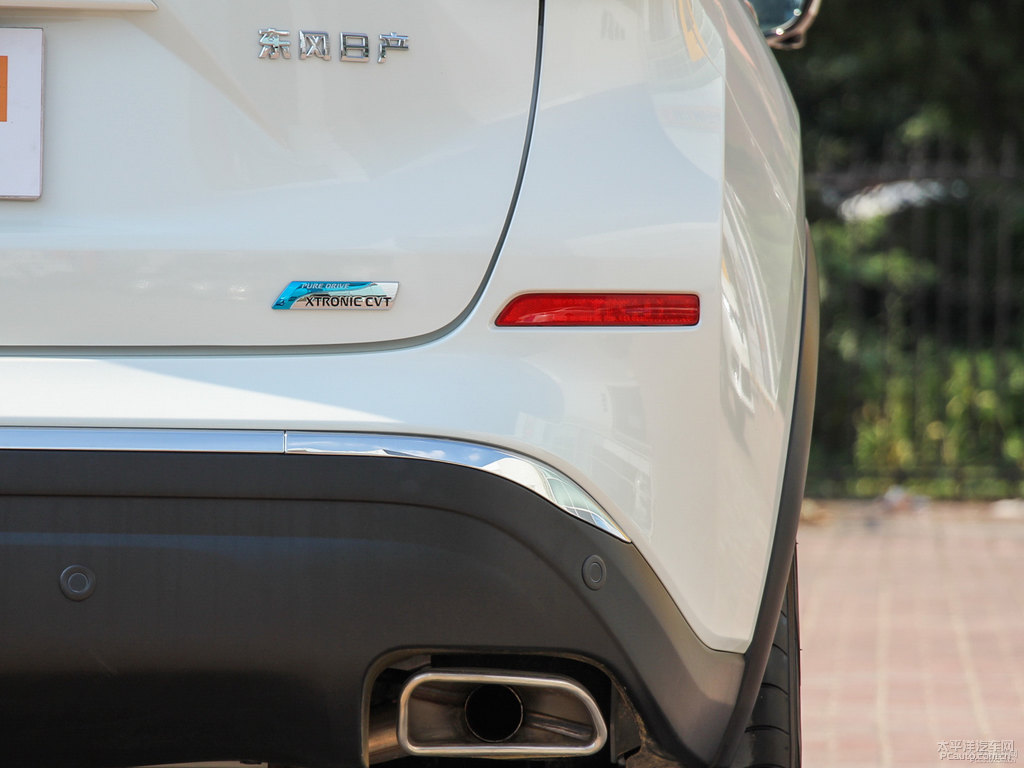 珠光白樓蘭車尾外觀圖片
