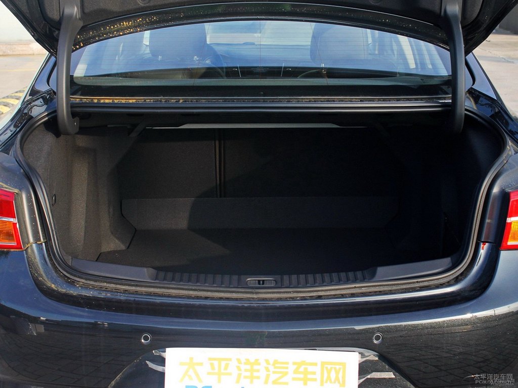 珍珠黑威朗后備廂空間圖片