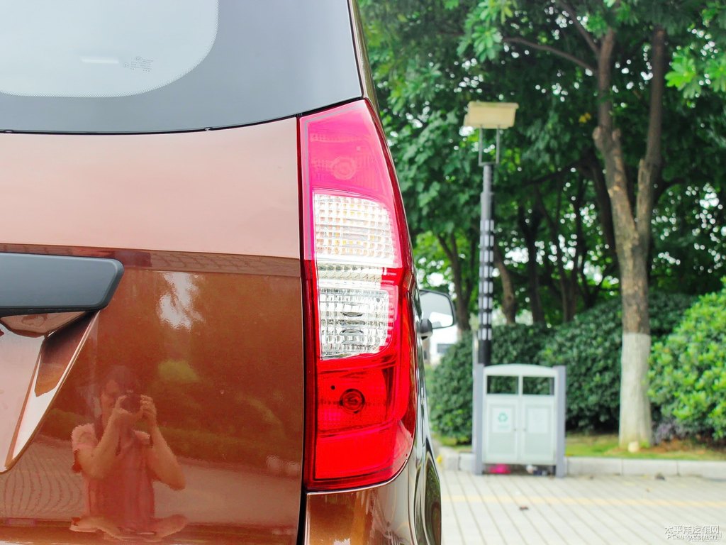 大地棕五菱宏光S車尾外觀圖片