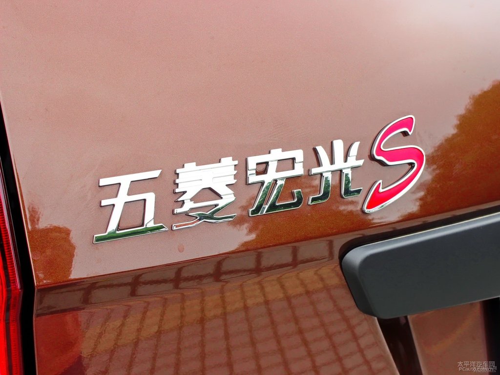 大地棕五菱宏光S車尾外觀圖片