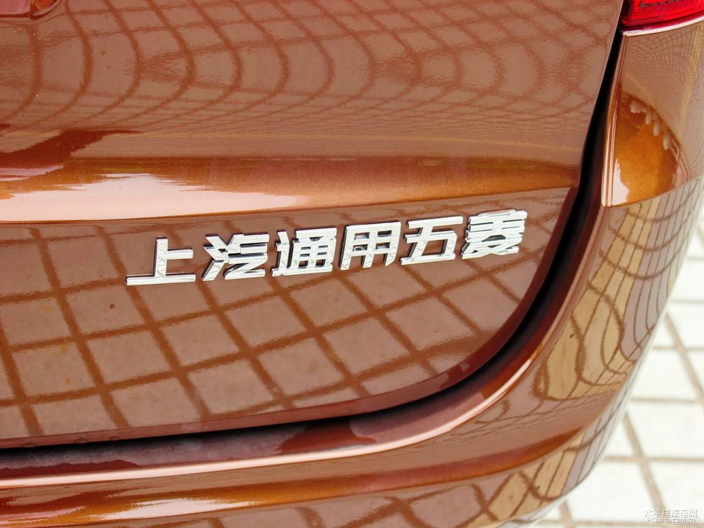 大地棕五菱宏光S車尾外觀圖片