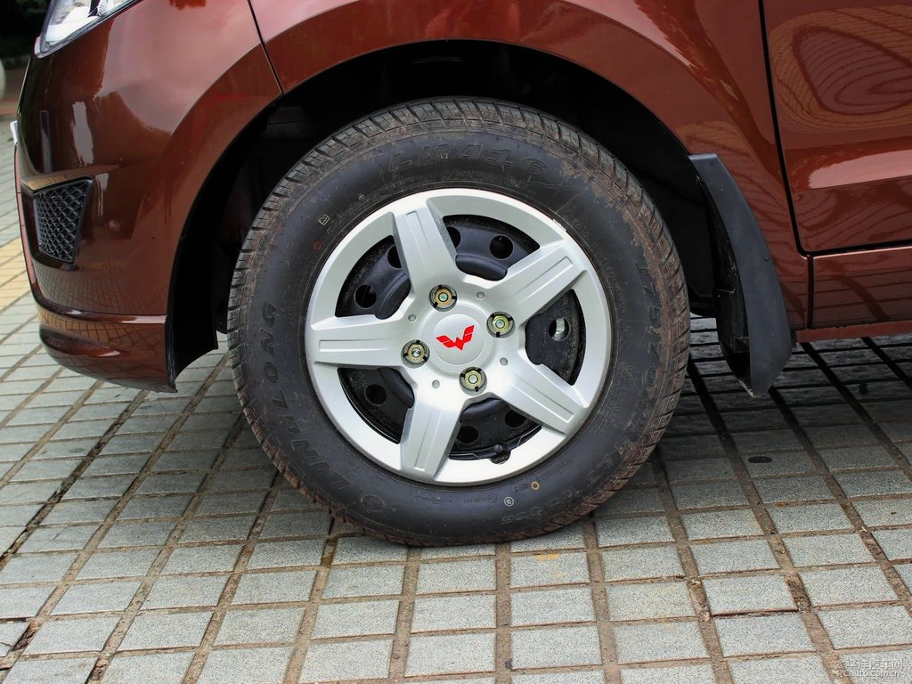 大地棕五菱宏光S車身外觀圖片