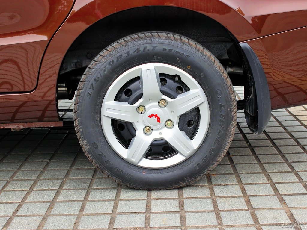 大地棕五菱宏光S車身外觀圖片