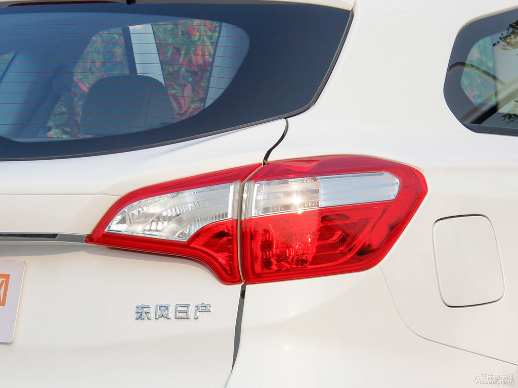 和玉白啟辰T70車尾外觀圖片