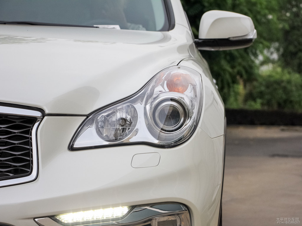 瑩貝白英菲尼迪QX50車頭外觀圖片