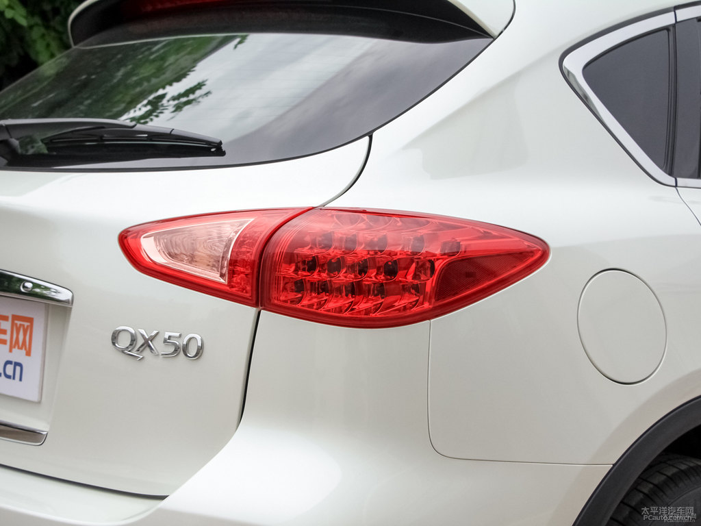 瑩貝白英菲尼迪QX50車(chē)尾外觀圖片