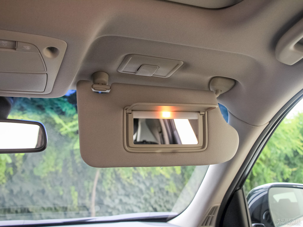 瑩貝白英菲尼迪QX50車廂內(nèi)飾圖片