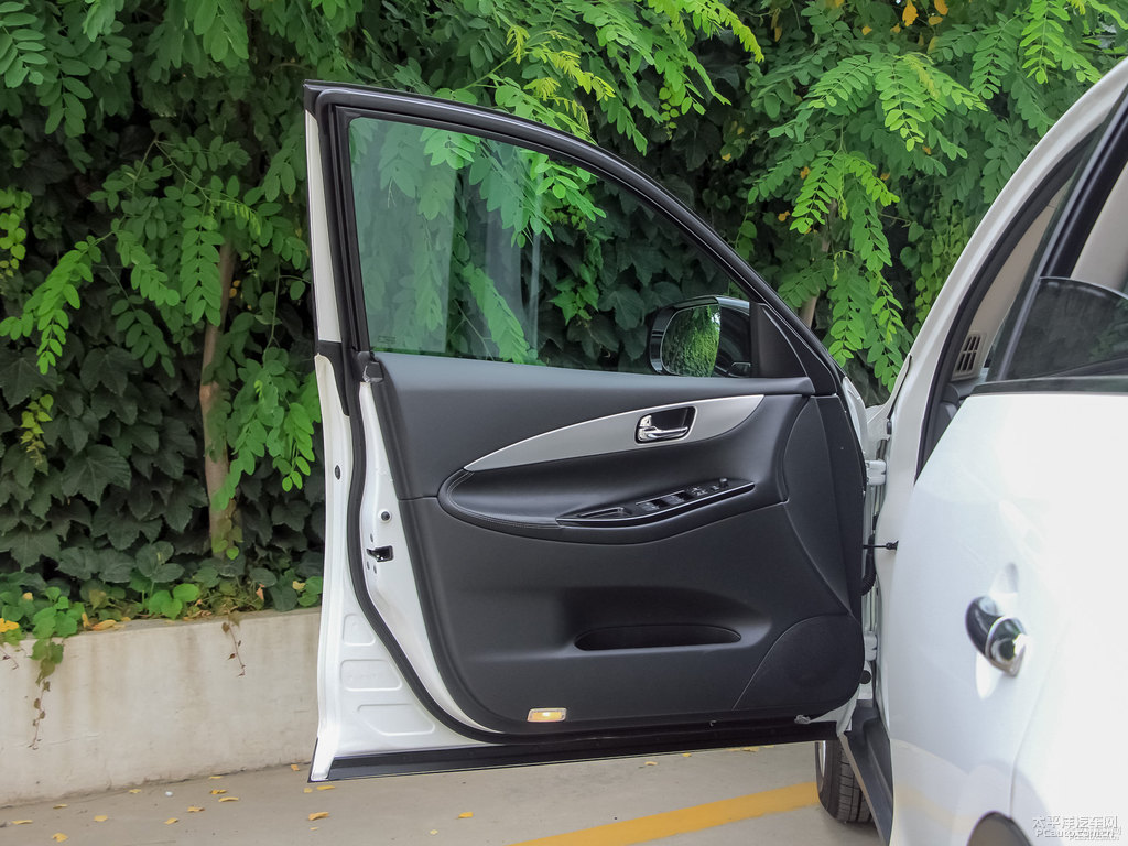 瑩貝白英菲尼迪QX50車廂內(nèi)飾圖片