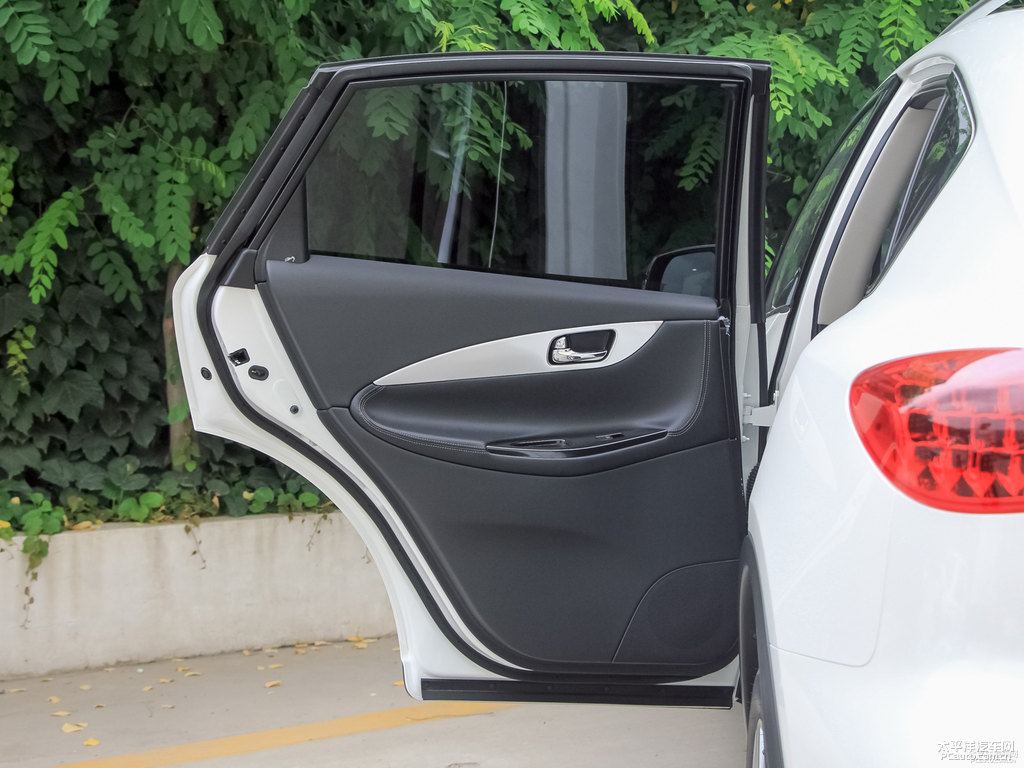 瑩貝白英菲尼迪QX50車廂內(nèi)飾圖片