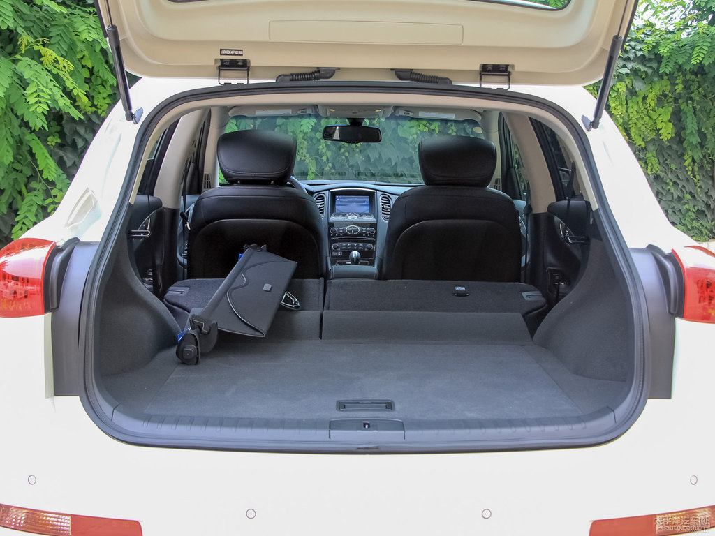 瑩貝白英菲尼迪QX50后備廂空間圖片