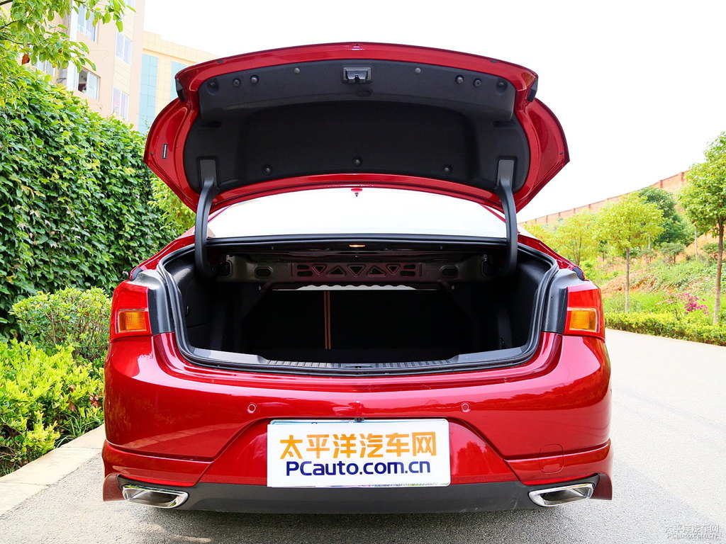 瑪瑙紅威朗后備廂空間圖片