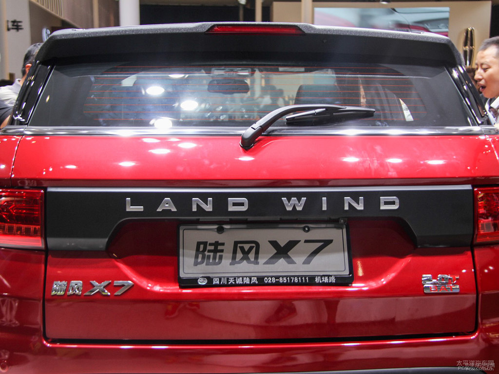 中國(guó)紅陸風(fēng)X7車尾外觀圖片