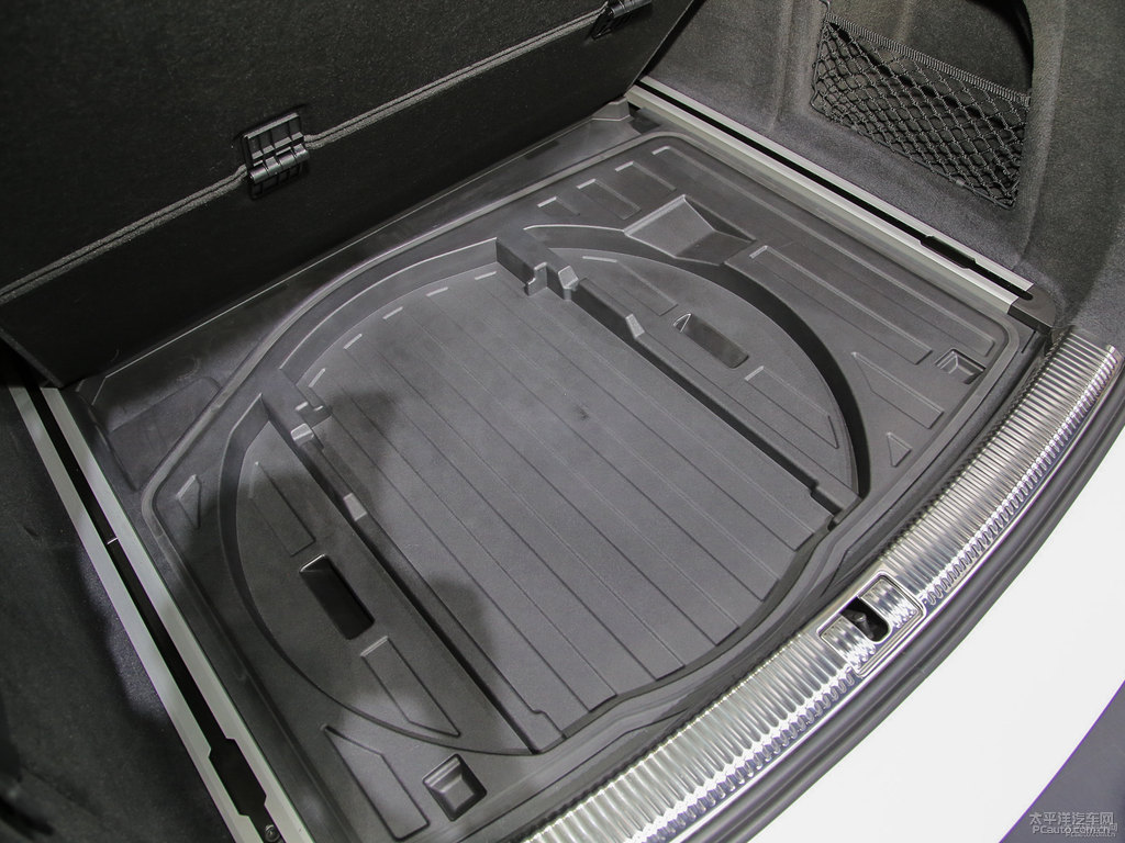 冰川白奧迪A6(進(jìn)口)后備廂空間圖片