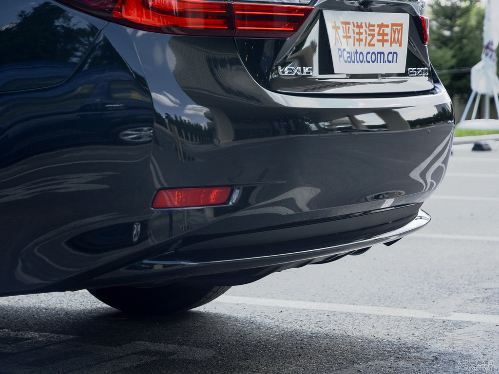 黑色雷克薩斯ES車尾外觀圖片