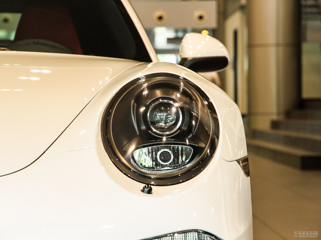 白色保時捷911車頭外觀圖片
