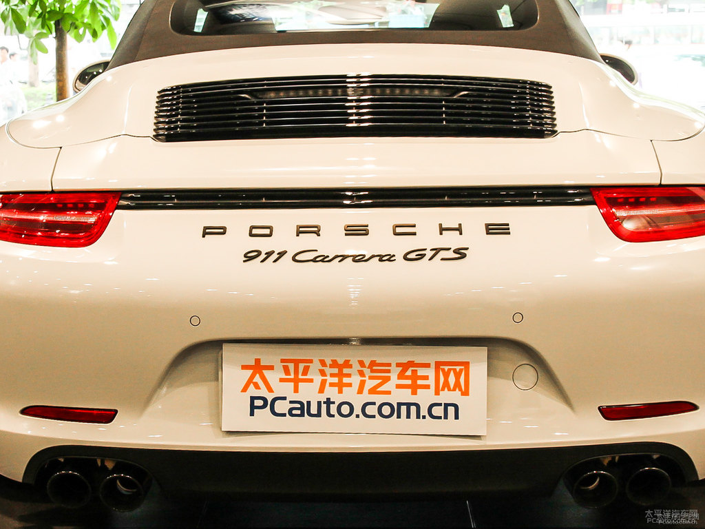 白色保時捷911車尾外觀圖片