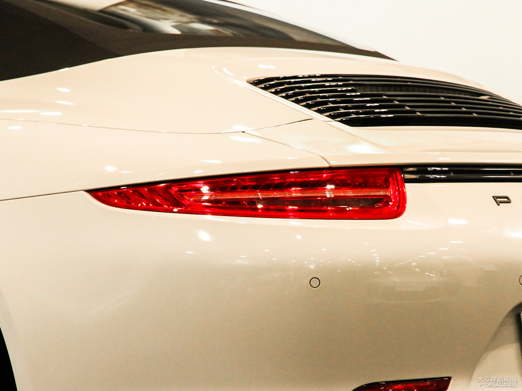 白色保時捷911車尾外觀圖片