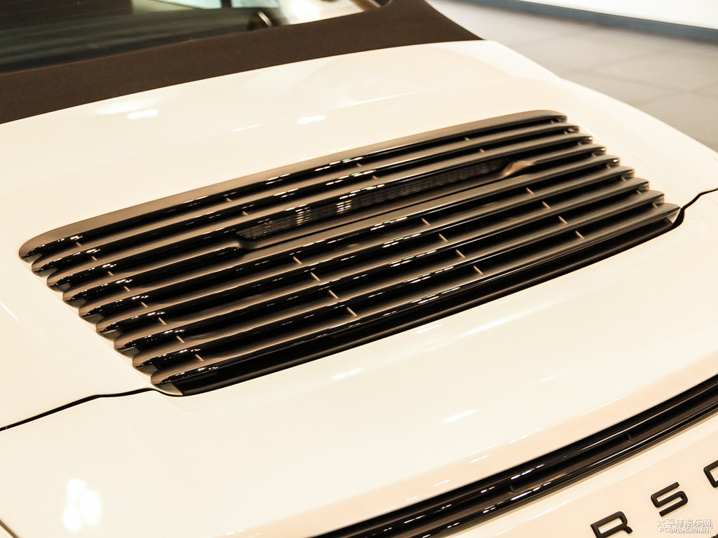 白色保時捷911車尾外觀圖片