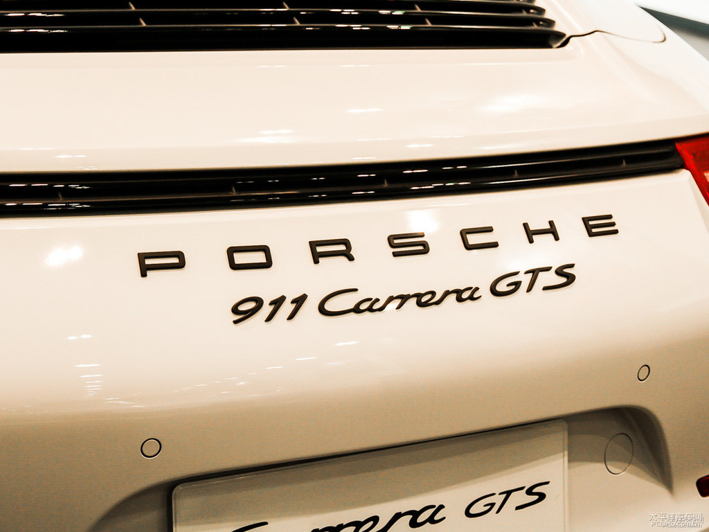 白色保時(shí)捷911車尾外觀圖片