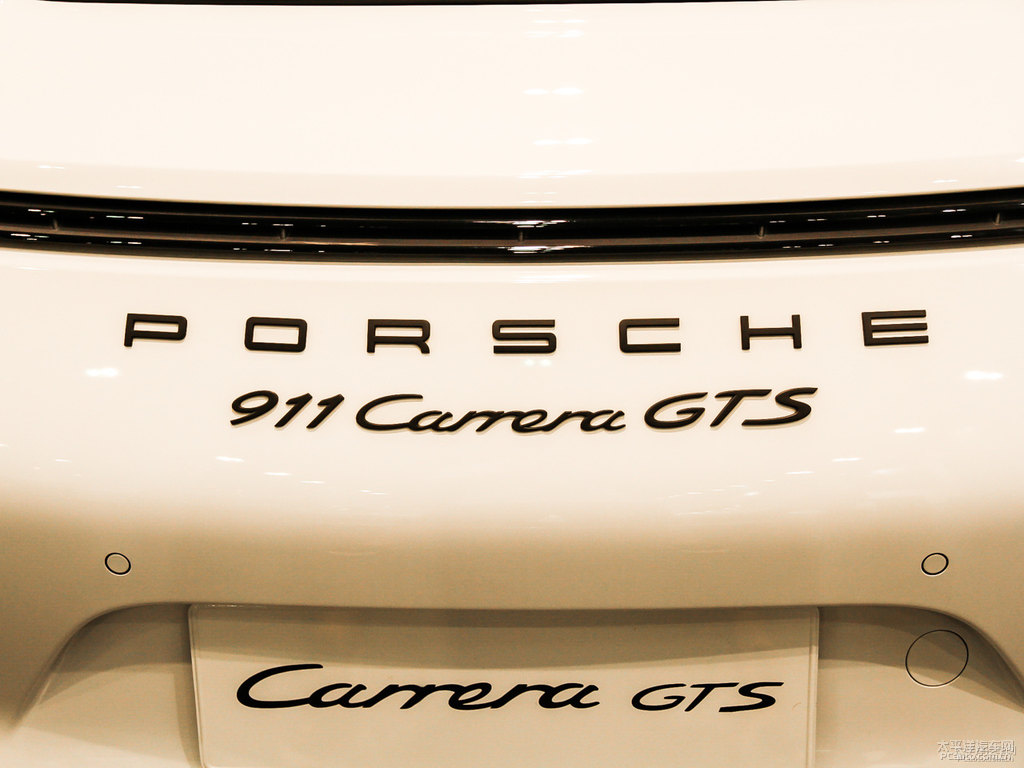白色保時(shí)捷911車尾外觀圖片