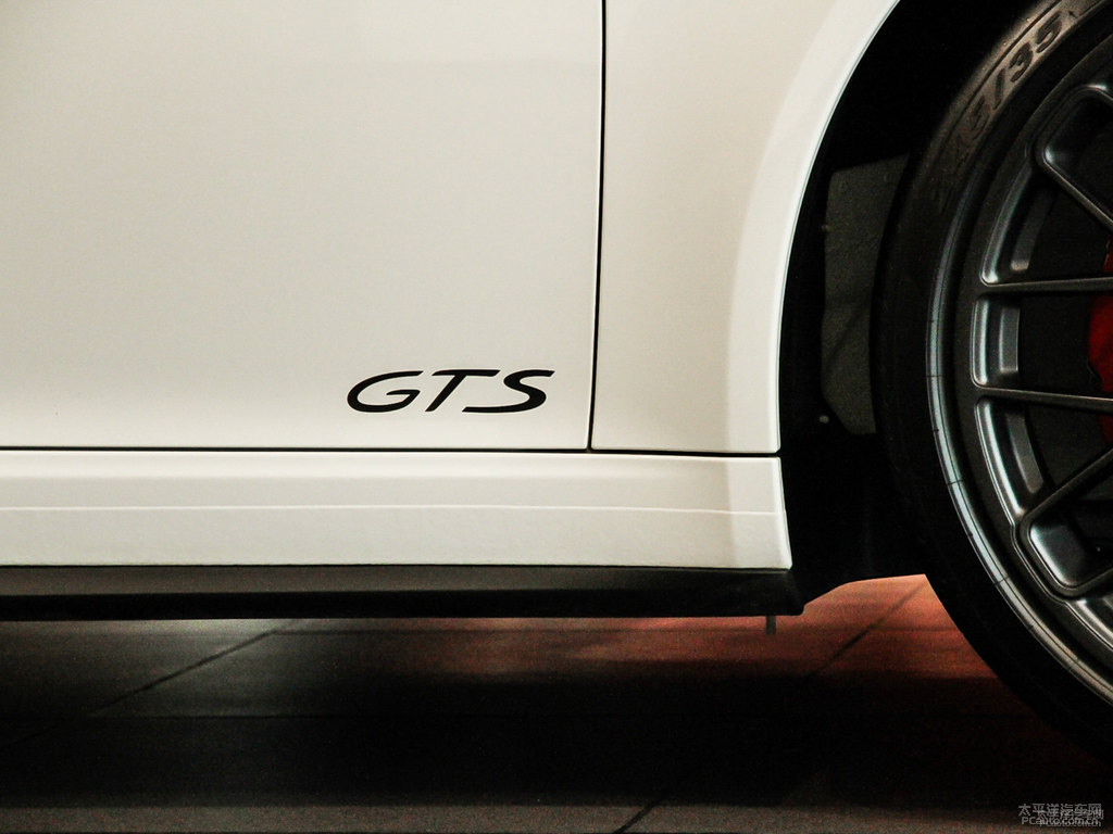白色保時(shí)捷911車(chē)身外觀圖片