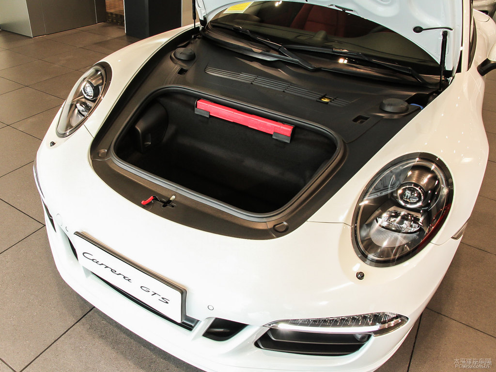 白色保時(shí)捷911后備廂空間圖片