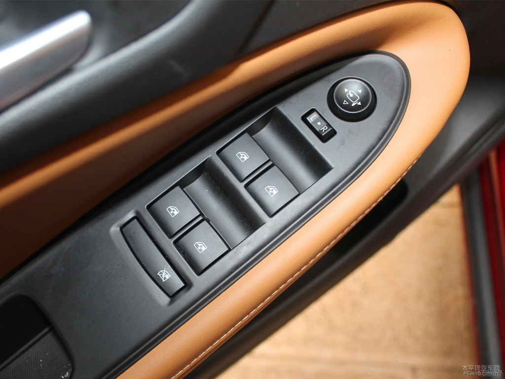 瑪瑙紅威朗車廂內(nèi)飾圖片