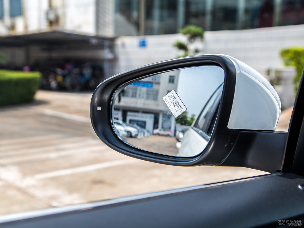 極地白寶來車身外觀圖片