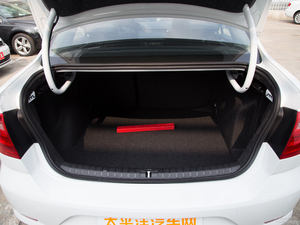 極地白寶來(lái)后備廂空間圖片