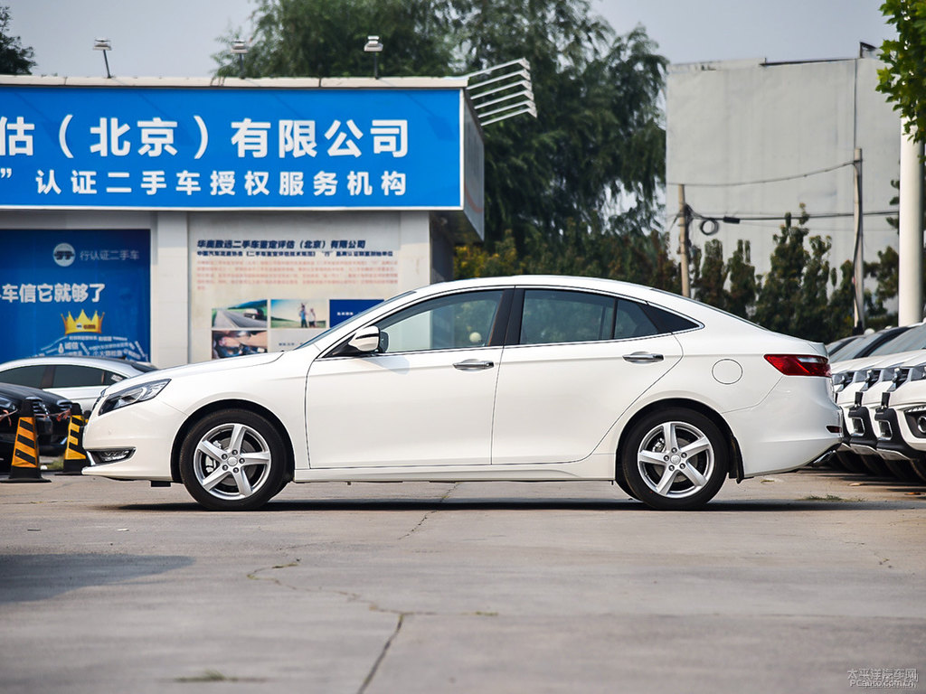 北極白奔騰B70整車外觀外觀圖片